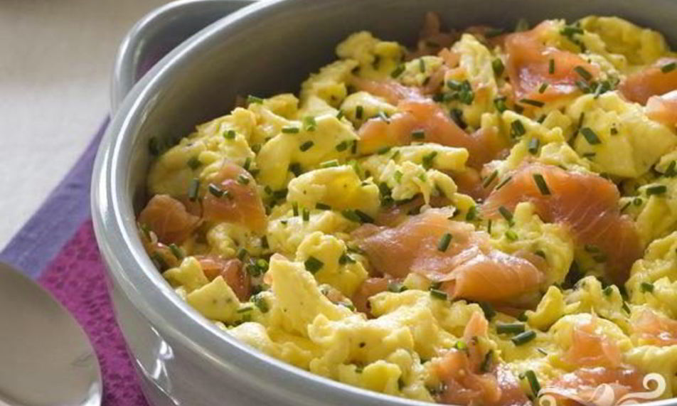 Рецепт яичницы с копченым лососем