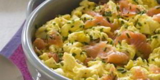 яичница с копченым лососем