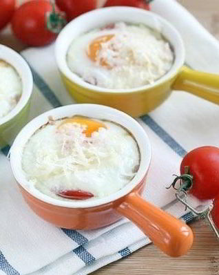 Яичница с креветками и помидорами