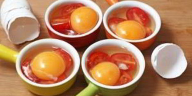 яичница с креветками и помидорами