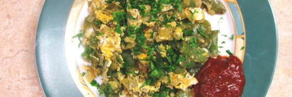 Яичница с плоской стручковой фасолью