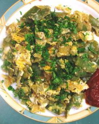 Яичница с плоской стручковой фасолью