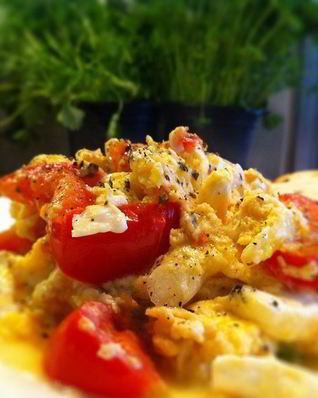 Яичница с помидорами и колбаской