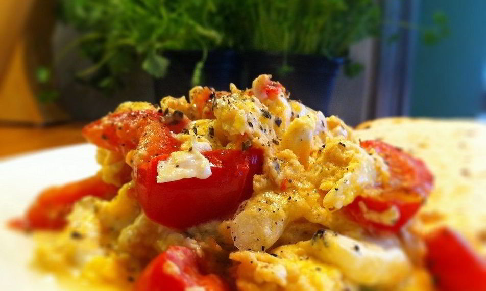 Рецепт яичницы с помидорами и колбаской