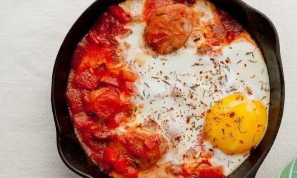 Рецепт яичницы с помидорами и колбасой