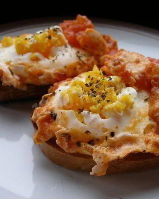 Яичница с помидорами и сыром