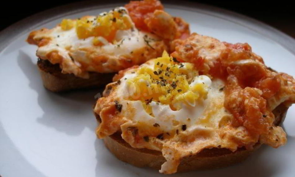 Рецепт яичницы с помидорами и сыром