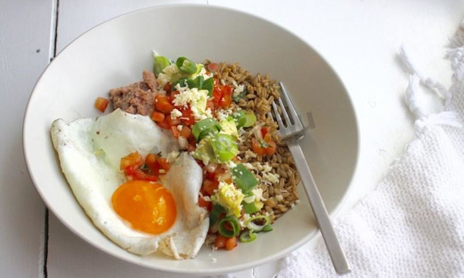 Рецепт яичницы с пророщенным овсом и овощами