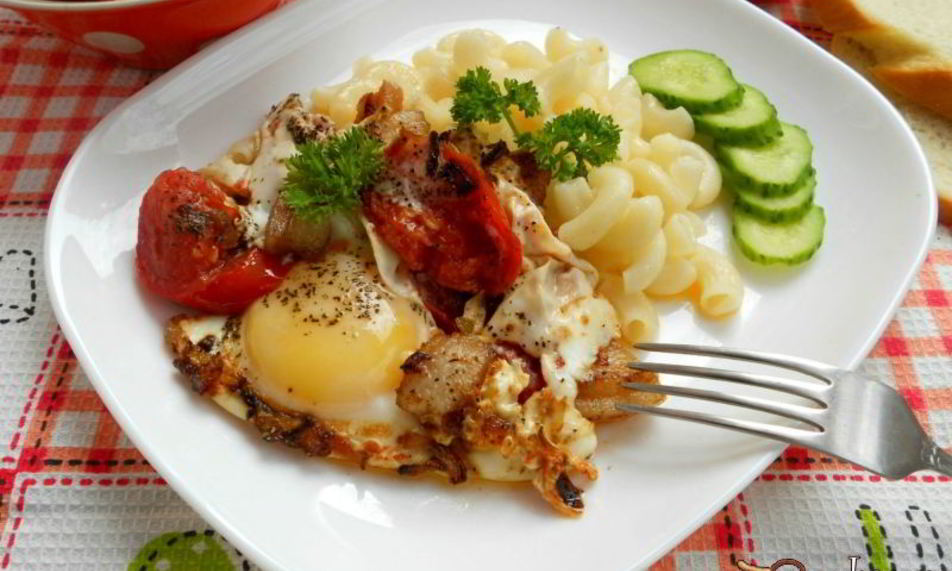 Рецепт яичницы с салом и помидорами