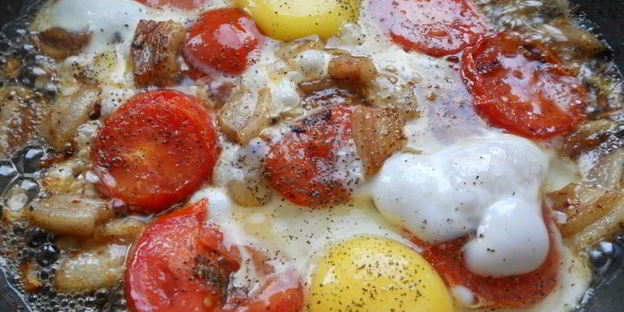 яичница с салом и помидорами