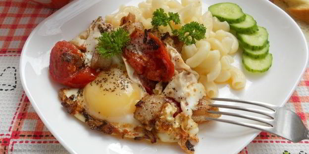 яичница с салом и помидорами