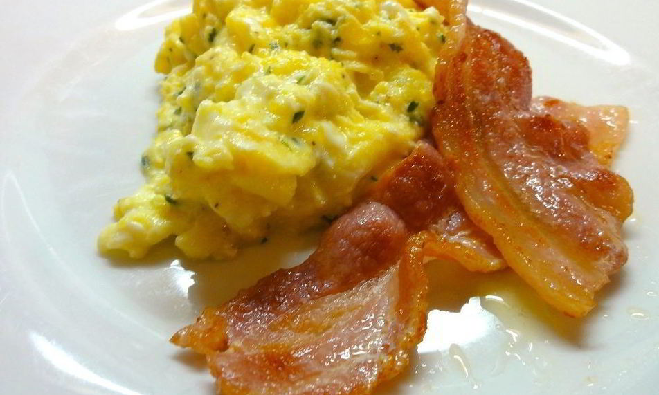 Рецепт яичницы с салом