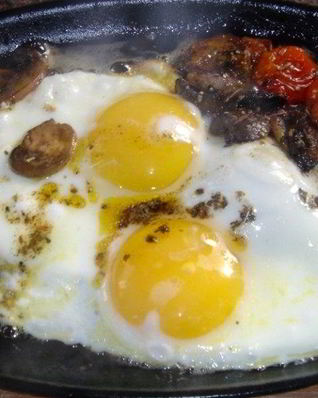 Яичница с шампиньонами и помидорами