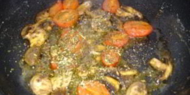 яичница с шампиньонами и помидорами