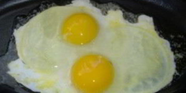 яичница с шампиньонами и помидорами