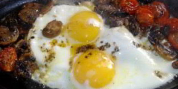 яичница с шампиньонами и помидорами