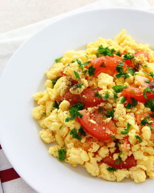 Яичница с сыром фета