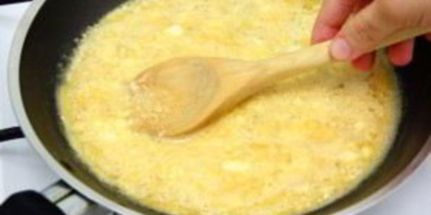 яичница с сыром фета