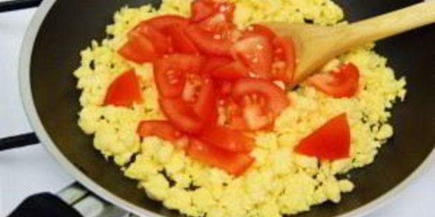 яичница с сыром фета