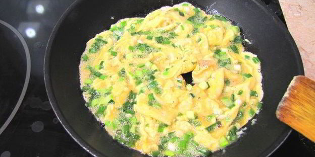 яичница с зеленым луком на завтрак в субботу