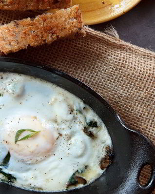 Яичница со шпинатом и грибами в духовке