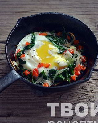 Яичница со шпинатом и перцем