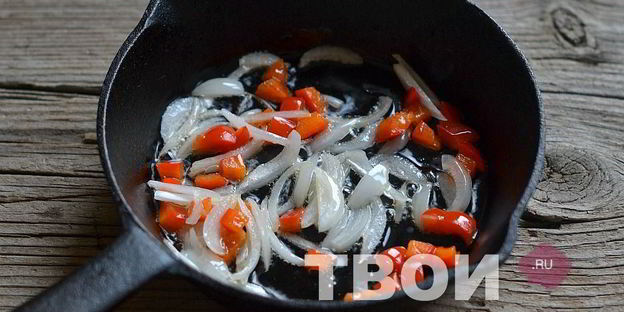 яичница со шпинатом и перцем