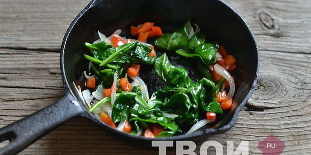 яичница со шпинатом и перцем