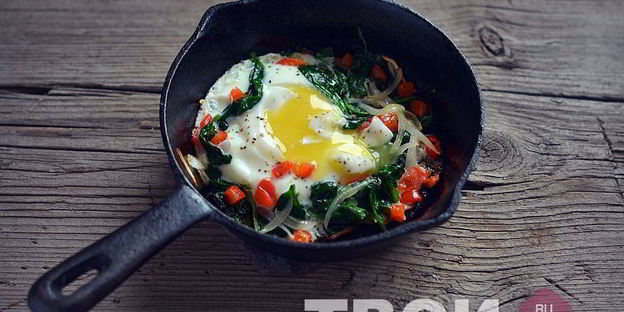 яичница со шпинатом и перцем