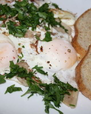 Яичница со свиной грудинкой