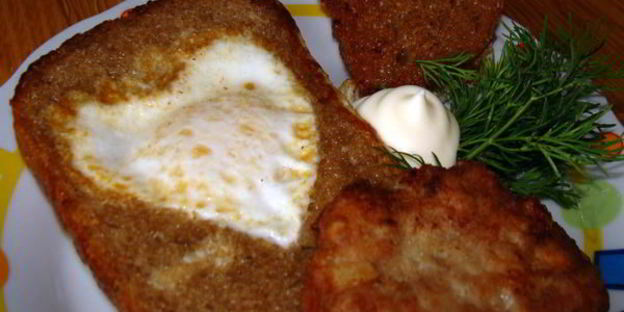 яичница в гренке