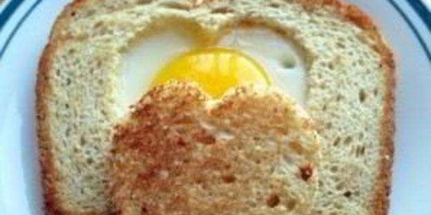 яичница в хлебе сердечко