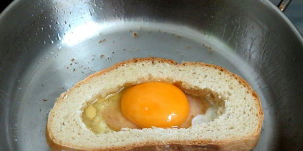 яичница в хлебе