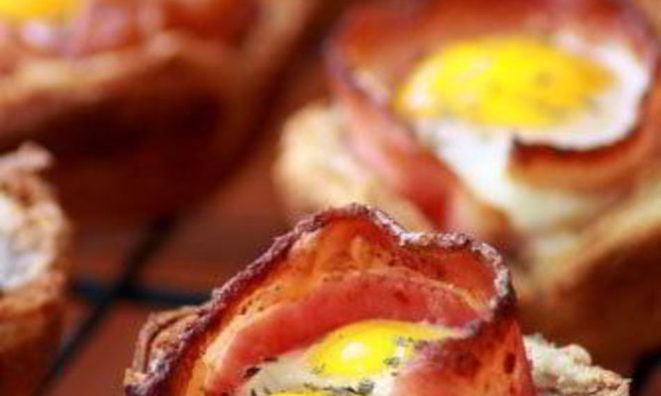 Рецепт яичницы в корзинке с беконом