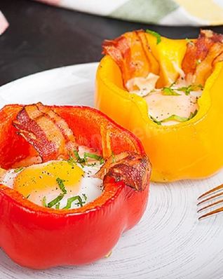 Яичница в половинках перца