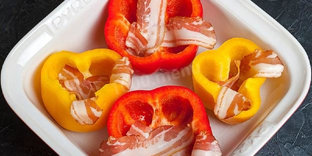 яичница в половинках перца