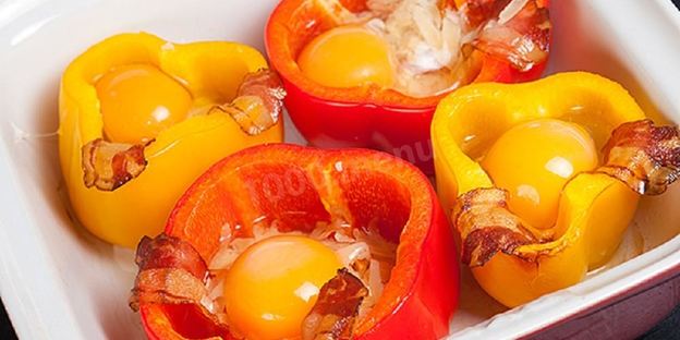 яичница в половинках перца