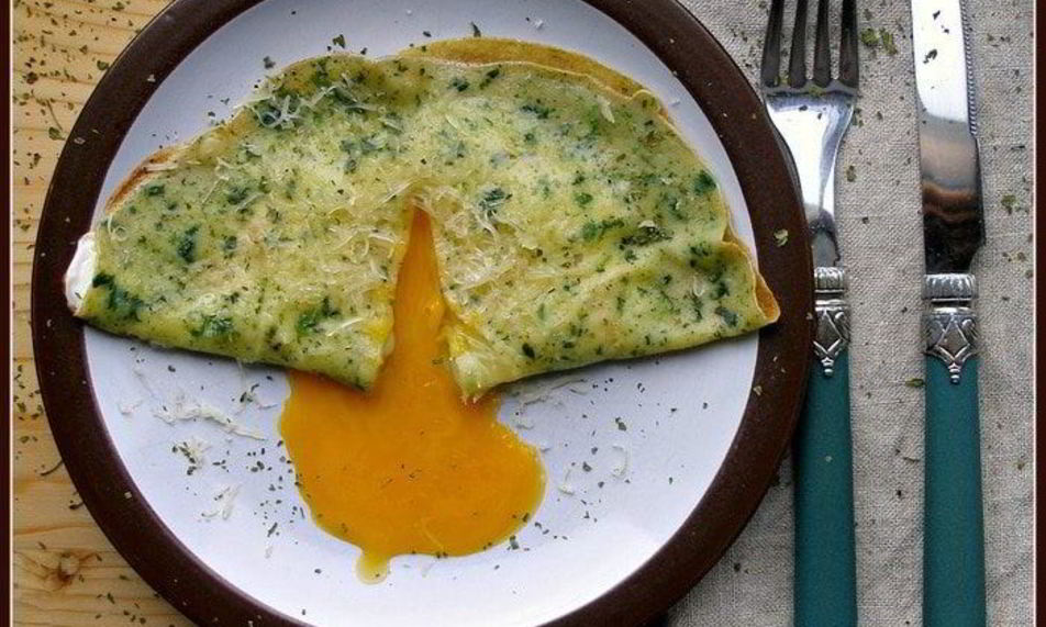 Рецепт яичницы в шпинатных блинчиках