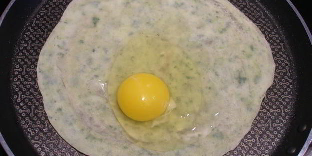 яичница в шпинатных блинчиках