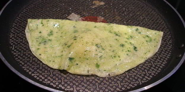 яичница в шпинатных блинчиках