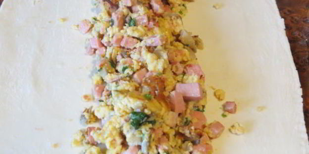 яичница в слоеном тесте к завтраку