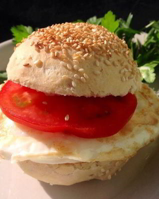 Яичница в свежеиспеченной булочке с кунжутом