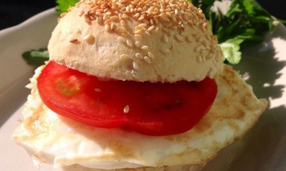 Рецепт яичницы в свежеиспеченной булочке с кунжутом