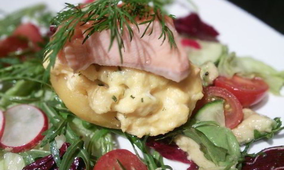 Рецепт запеченного картофеля с яичницей-болтуньей и копченым лососем