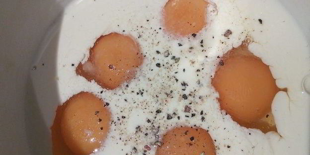 запеченный картофель с яичницей-болтуньей и копченым лососем