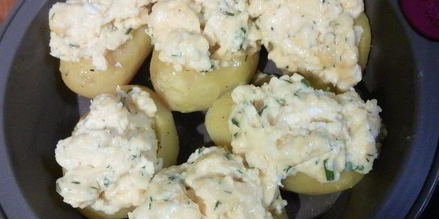 запеченный картофель с яичницей-болтуньей и копченым лососем