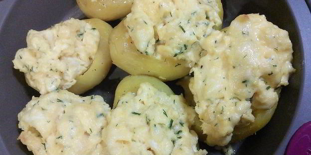 запеченный картофель с яичницей-болтуньей и копченым лососем