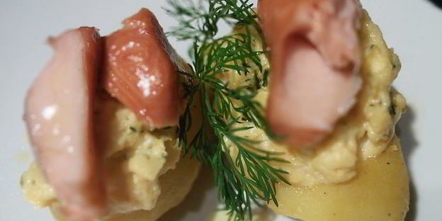 запеченный картофель с яичницей-болтуньей и копченым лососем