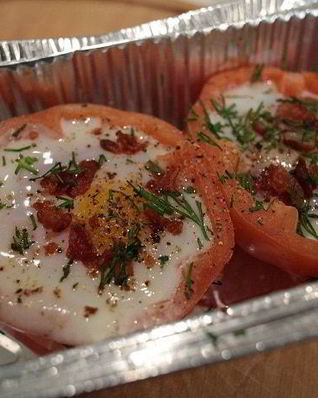 Яйца с беконом, запеченные в помидорах