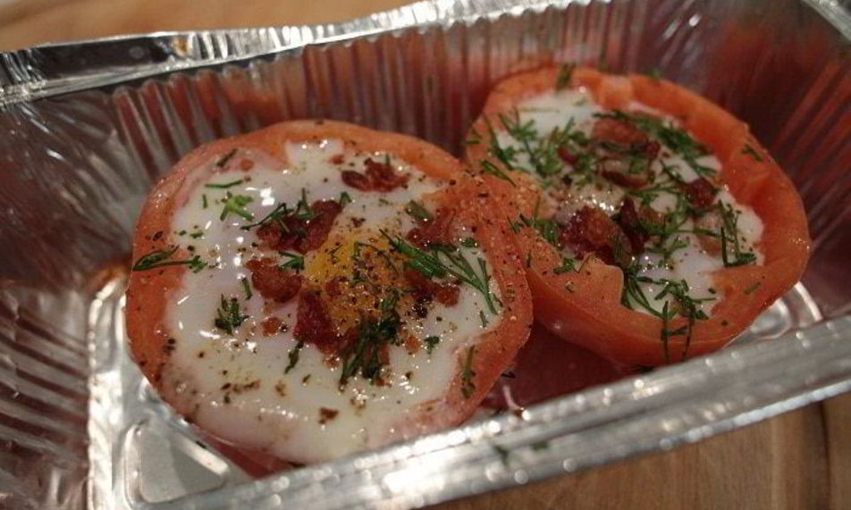 Рецепт яиц с беконом, запеченные в помидорах